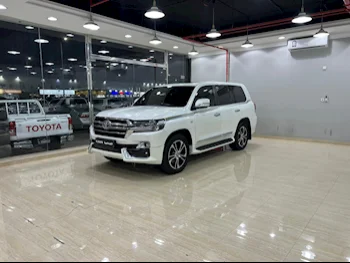 Toyota  Land Cruiser  VXR  2017  Automatic  273,000 Km  8 Cylinder  Four Wheel Drive (4WD)  SUV  White