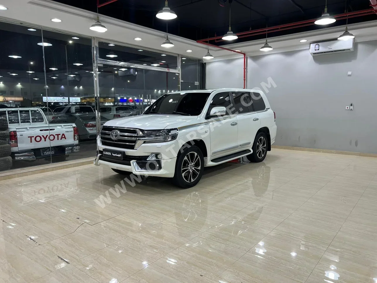 Toyota  Land Cruiser  VXR  2017  Automatic  273,000 Km  8 Cylinder  Four Wheel Drive (4WD)  SUV  White