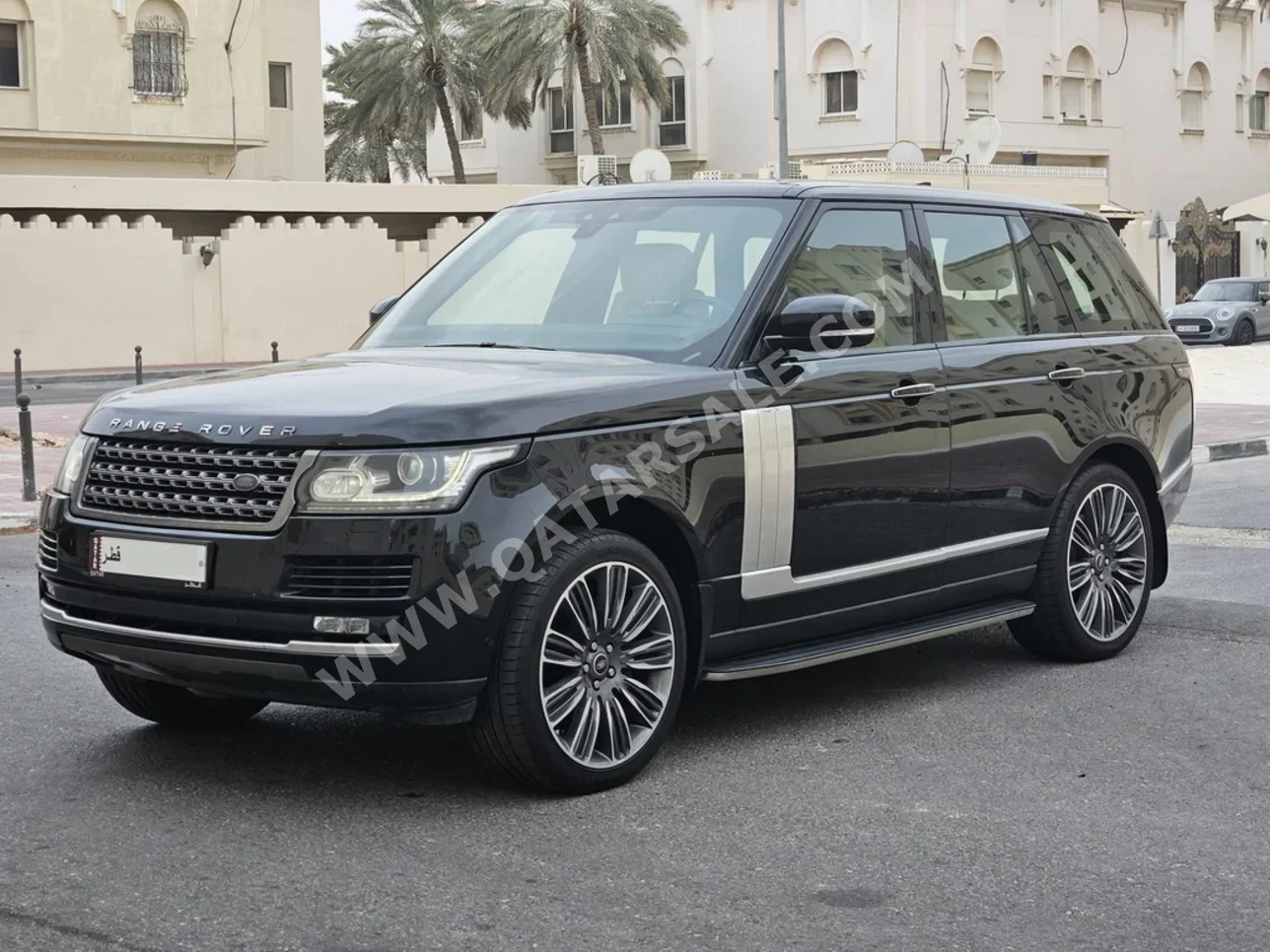  Land Rover  Range Rover  Vogue  2017  Automatic  105,000 Km  6 Cylinder  Four Wheel Drive (4WD)  SUV  Black  With Warranty