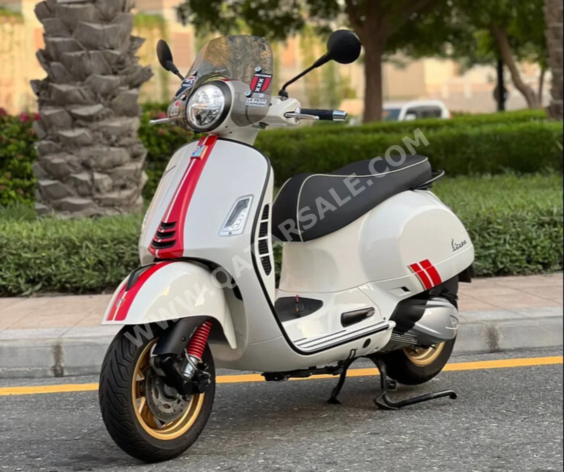 Vespa  300 GTS Racing Sixties -  2022 - Color White