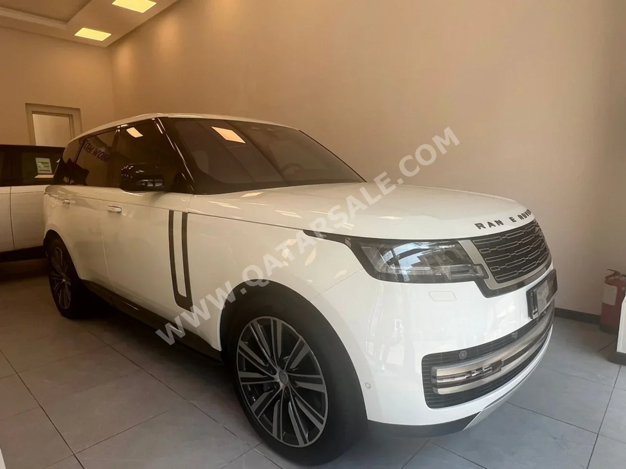 Land Rover  Range Rover  Vogue HSE  2022  Automatic  13,000 Km  8 Cylinder  Four Wheel Drive (4WD)  SUV  White  With Warranty