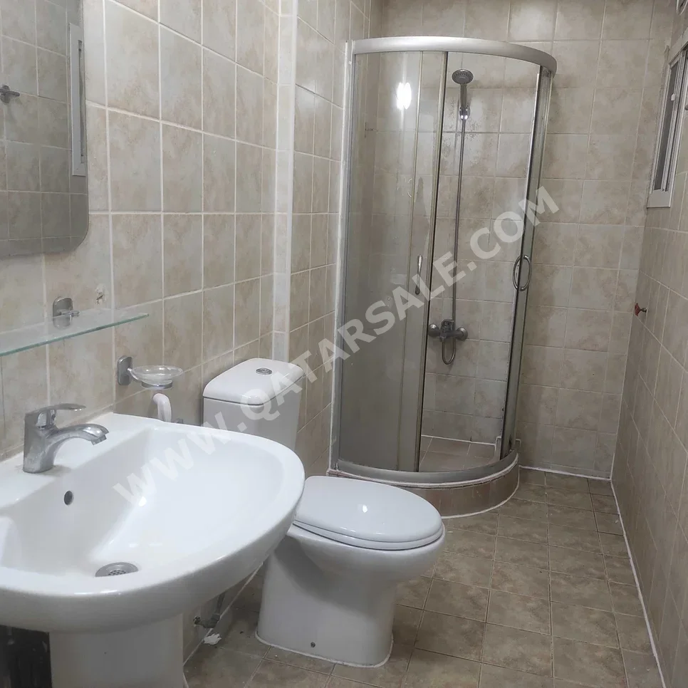 1 Bedrooms  Penthouse  For Rent  in Al Daayen -  Umm Qarn  Not Furnished