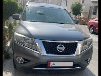 Nissan  Pathfinder  SV  2016  Automatic  150,000 Km  6 Cylinder  Four Wheel Drive (4WD)  SUV  Gray