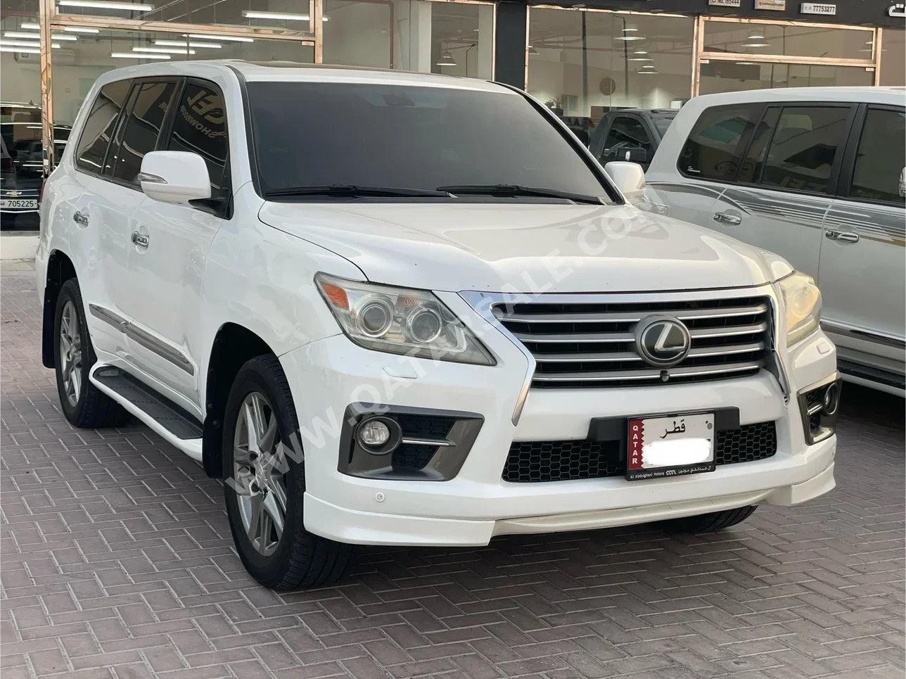 Lexus  LX  570  2013  Automatic  272,000 Km  8 Cylinder  Four Wheel Drive (4WD)  SUV  White