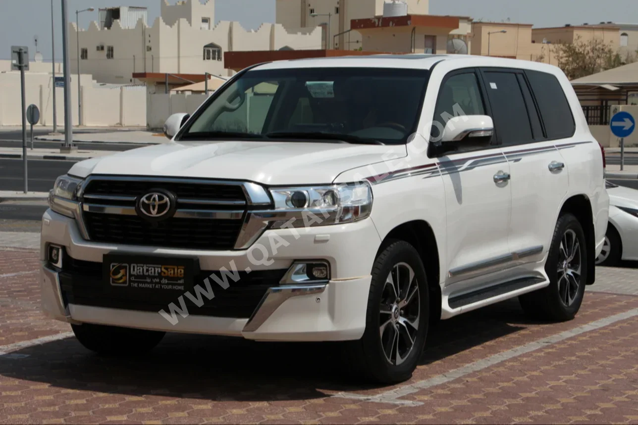 Toyota  Land Cruiser  GXR  2018  Automatic  126,000 Km  8 Cylinder  Four Wheel Drive (4WD)  SUV  White