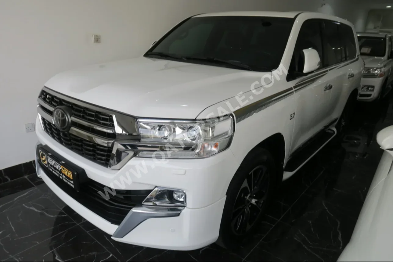 Toyota  Land Cruiser  VXR  2021  Automatic  173,000 Km  8 Cylinder  Four Wheel Drive (4WD)  SUV  White