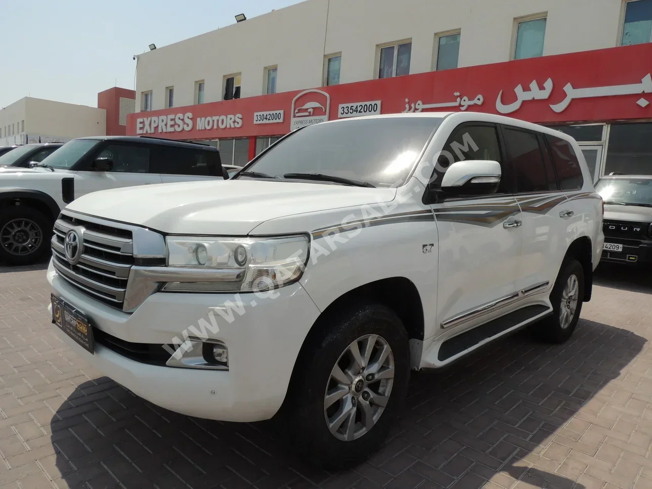 Toyota  Land Cruiser  VXR  2016  Automatic  576,000 Km  8 Cylinder  Four Wheel Drive (4WD)  SUV  White