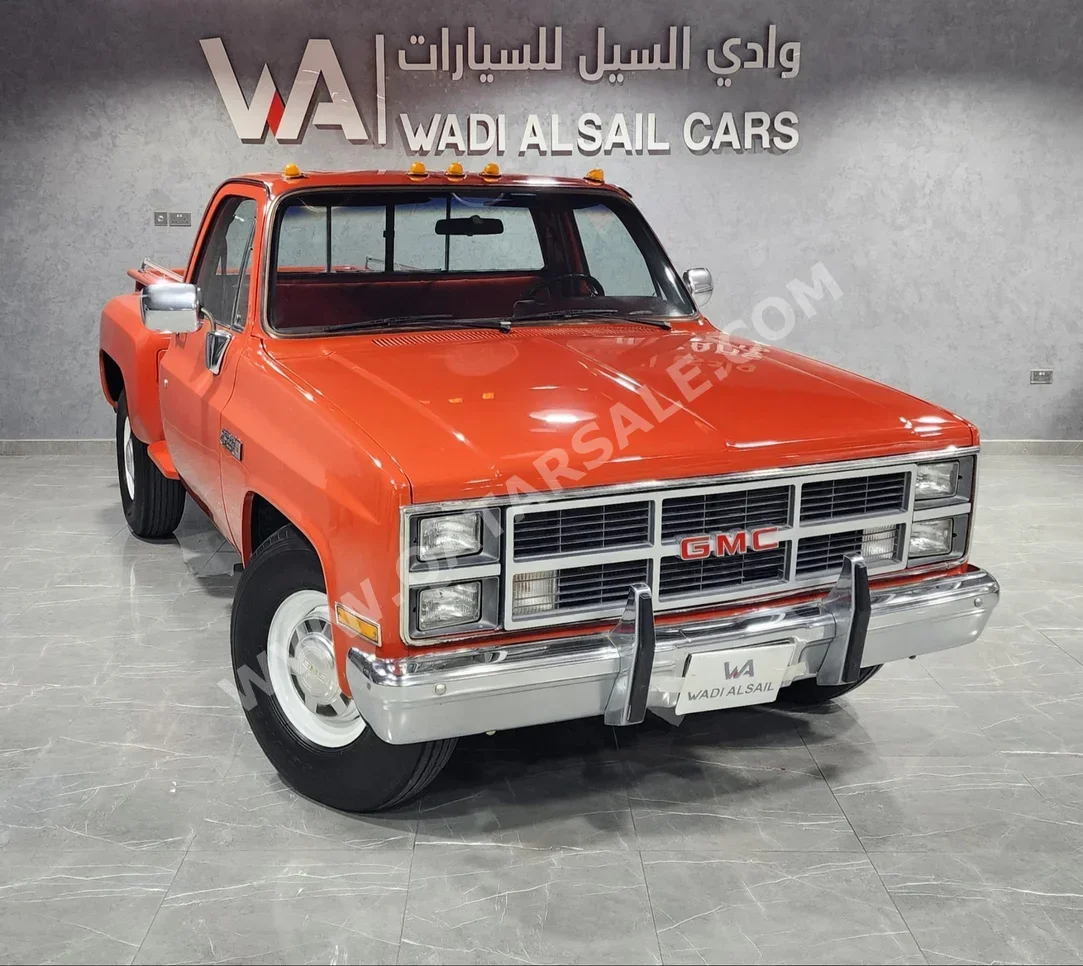 GMC  Sierra  Classic  1982  Automatic  189,000 Km  8 Cylinder  Rear Wheel Drive (RWD)  Pick Up  Orange