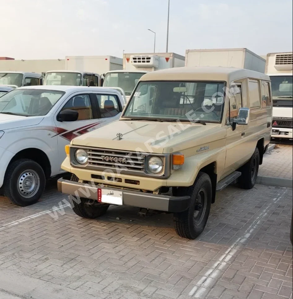 Toyota  Land Cruiser  LX  1994  Manual  19,000 Km  6 Cylinder  Four Wheel Drive (4WD)  Pick Up  Beige