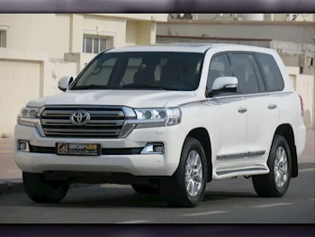 Toyota  Land Cruiser  GXR  2016  Automatic  144,000 Km  8 Cylinder  Four Wheel Drive (4WD)  SUV  White