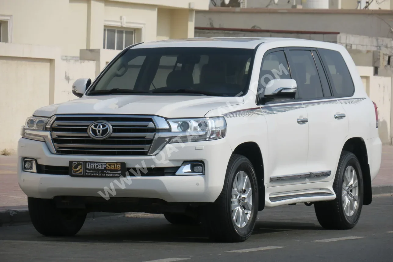 Toyota  Land Cruiser  GXR  2016  Automatic  144,000 Km  8 Cylinder  Four Wheel Drive (4WD)  SUV  White