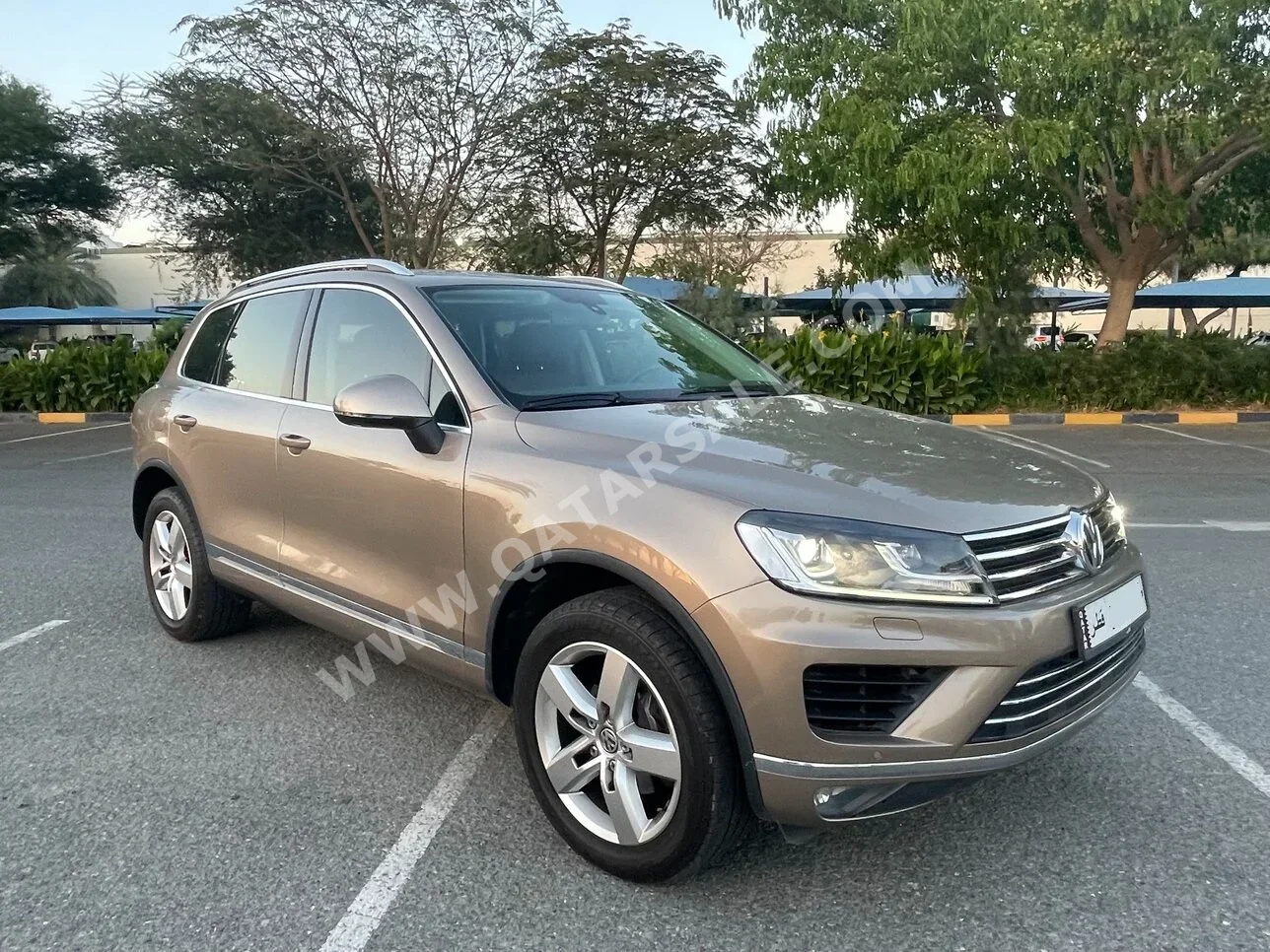 Volkswagen  Touareg  2016  Automatic  105,000 Km  6 Cylinder  All Wheel Drive (AWD)  SUV  Gold