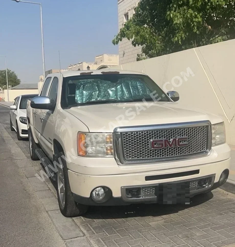 GMC  Sierra  Denali  2013  Automatic  182,000 Km  8 Cylinder  Four Wheel Drive (4WD)  Pick Up  Pearl