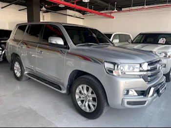 Toyota  Land Cruiser  GXR  2017  Automatic  163,000 Km  8 Cylinder  Four Wheel Drive (4WD)  SUV  Silver