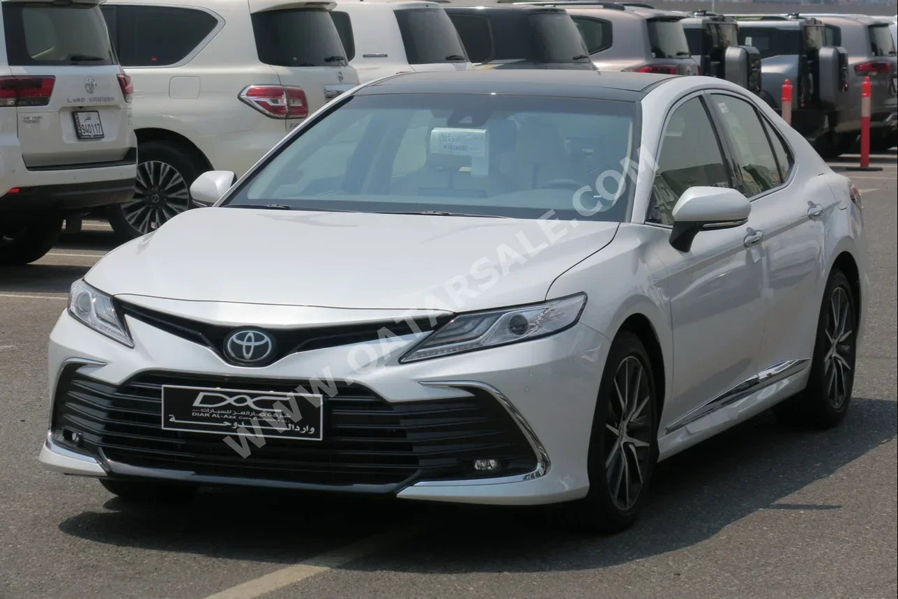 Toyota  Camry  Limited  2024  Automatic  700 Km  6 Cylinder  Front Wheel Drive (FWD)  Sedan  White  With Warranty