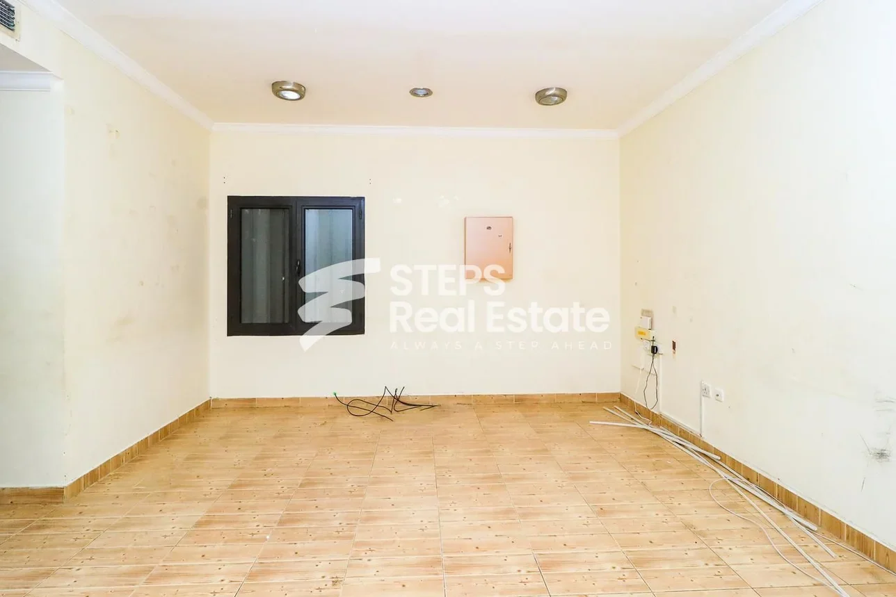 3 Bedrooms  Apartment  in Doha -  Fereej Bin Mahmoud  Not Furnished