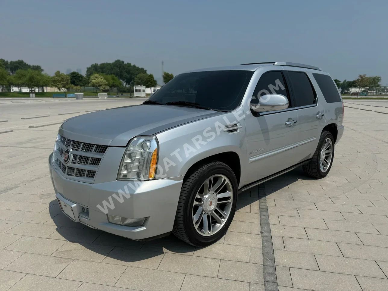 Cadillac  Escalade  2013  Automatic  185,000 Km  8 Cylinder  Four Wheel Drive (4WD)  SUV  Silver