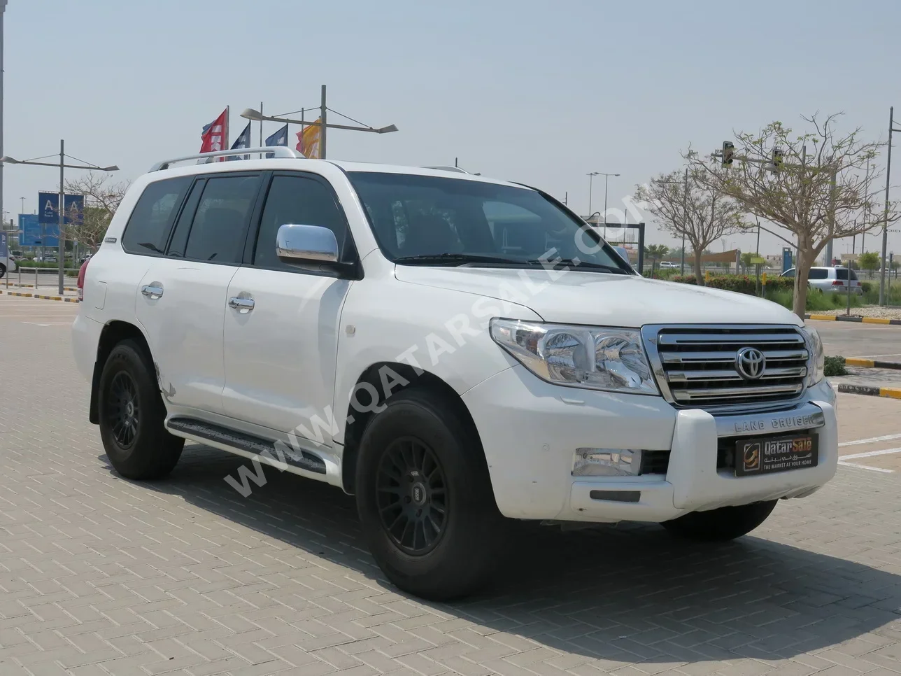 Toyota  Land Cruiser  VXR  2011  Automatic  319,000 Km  8 Cylinder  Four Wheel Drive (4WD)  SUV  White