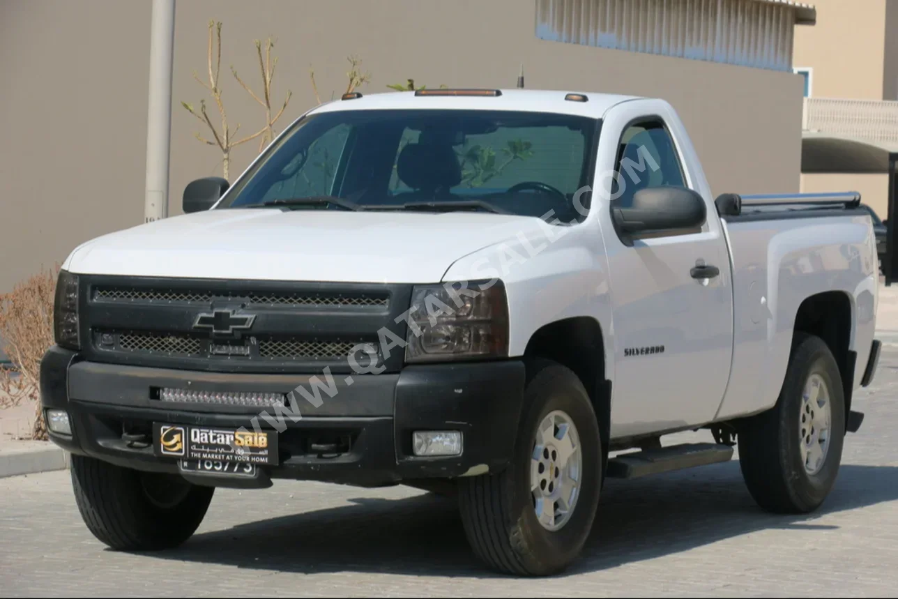 Chevrolet  Silverado  2013  Automatic  242,000 Km  8 Cylinder  Four Wheel Drive (4WD)  Pick Up  White