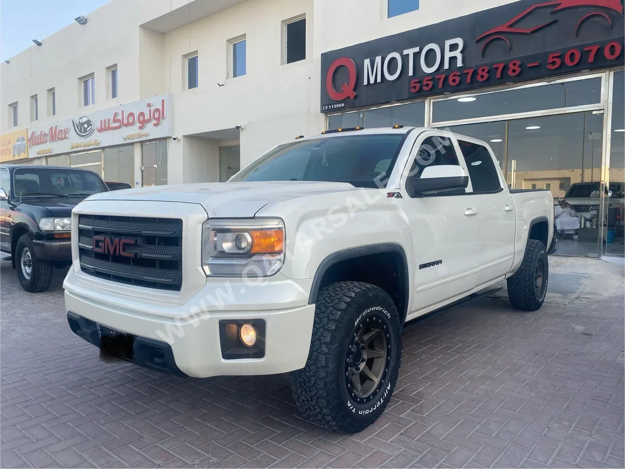 GMC  Sierra  2015  Automatic  239,000 Km  8 Cylinder  Four Wheel Drive (4WD)  Pick Up  White