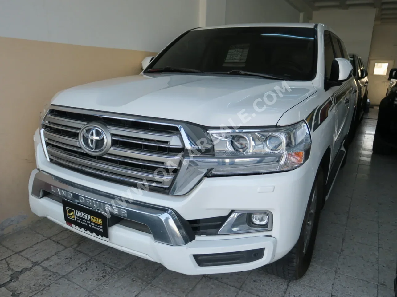 Toyota  Land Cruiser  GXR  2017  Automatic  250,000 Km  8 Cylinder  Four Wheel Drive (4WD)  SUV  White