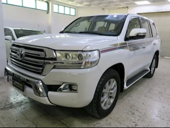 Toyota  Land Cruiser  GXR  2016  Automatic  208,000 Km  8 Cylinder  Four Wheel Drive (4WD)  SUV  White