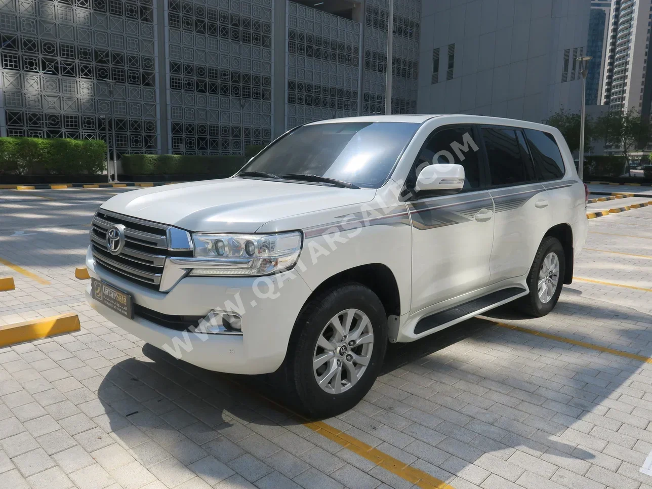 Toyota  Land Cruiser  GXR  2016  Automatic  273,000 Km  6 Cylinder  Four Wheel Drive (4WD)  SUV  White