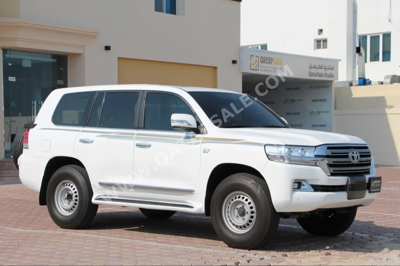 Toyota  Land Cruiser  VXR  2018  Automatic  144,000 Km  8 Cylinder  Four Wheel Drive (4WD)  SUV  White