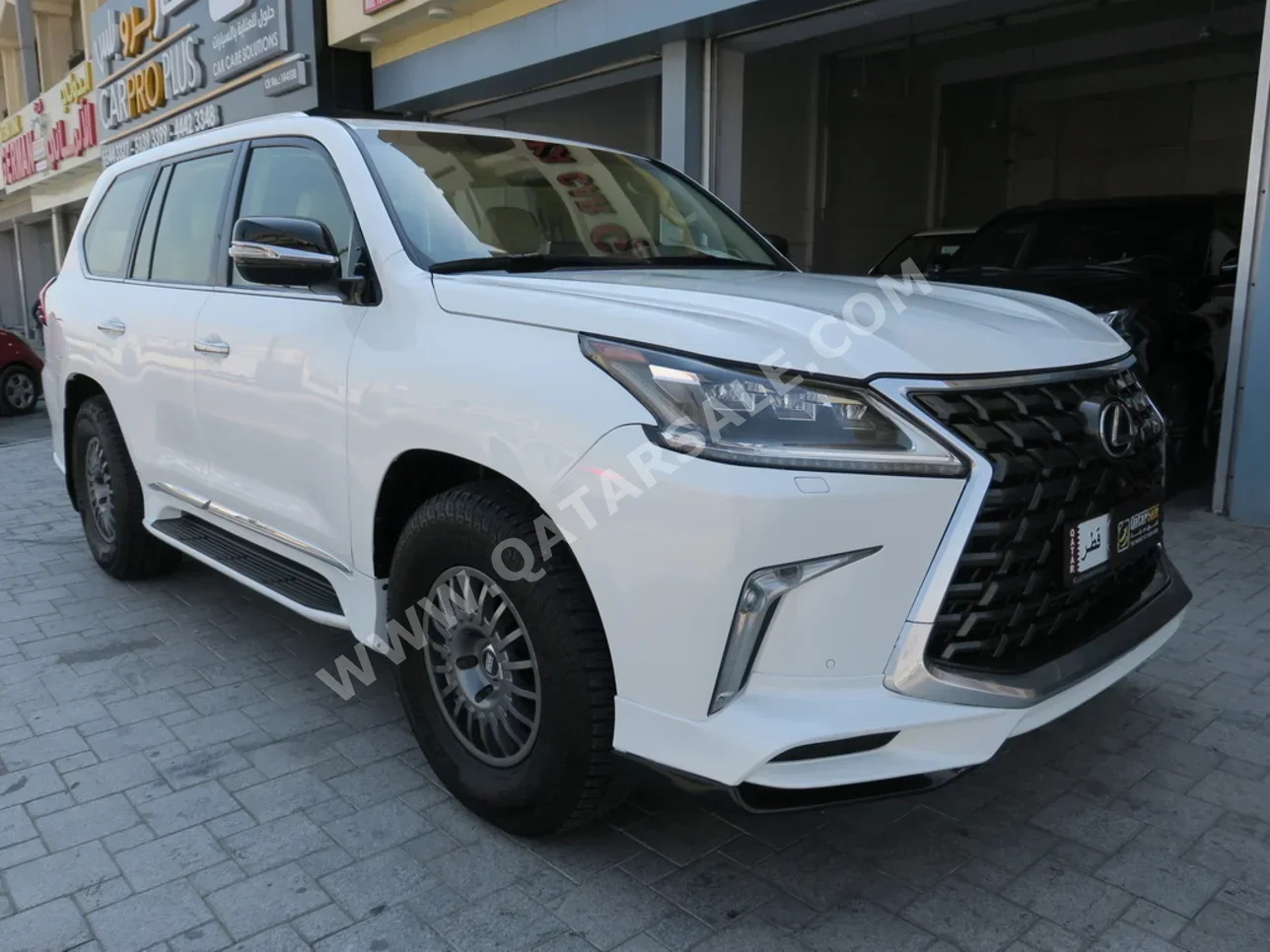 Lexus  LX  570  2017  Automatic  145,000 Km  8 Cylinder  Four Wheel Drive (4WD)  SUV  White