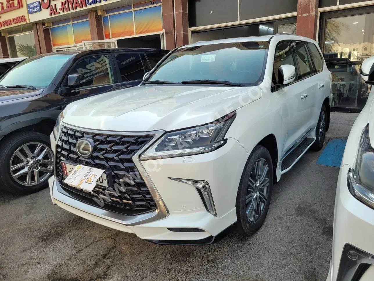 Lexus  LX  570  2016  Automatic  200,000 Km  8 Cylinder  Four Wheel Drive (4WD)  SUV  White