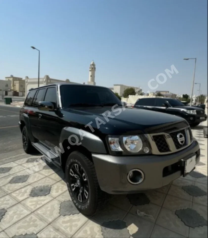 Nissan  Patrol  Super Safari  2023  Manual  48,557 Km  6 Cylinder  Four Wheel Drive (4WD)  SUV  Black and Gray  With Warranty