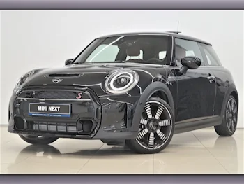 Mini  Cooper  S  2024  Automatic  13,300 Km  4 Cylinder  Front Wheel Drive (FWD)  Hatchback  Black  With Warranty