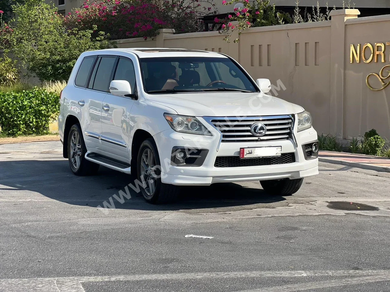 Lexus  LX  570  2015  Automatic  270,000 Km  8 Cylinder  Four Wheel Drive (4WD)  SUV  White