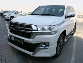 Toyota  Land Cruiser  VXS  2017  Automatic  293,000 Km  8 Cylinder  Four Wheel Drive (4WD)  SUV  White