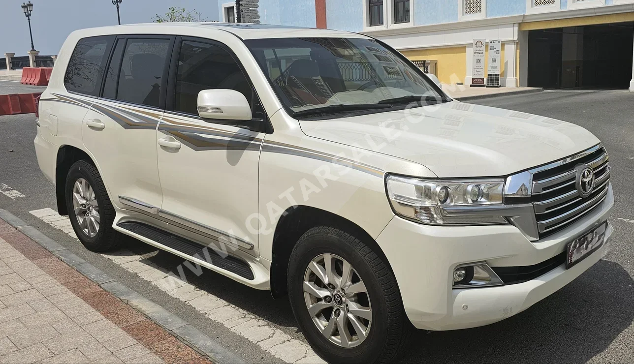 Toyota  Land Cruiser  VXR  2016  Automatic  170,000 Km  8 Cylinder  Four Wheel Drive (4WD)  SUV  White