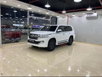 Toyota  Land Cruiser  GXR- Grand Touring  2016  Automatic  323,000 Km  8 Cylinder  Four Wheel Drive (4WD)  SUV  White