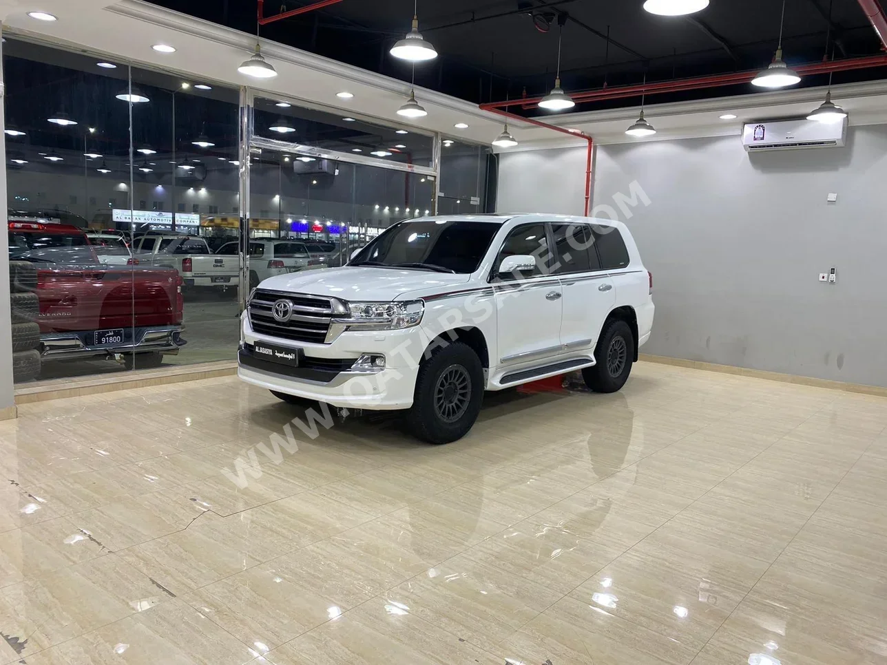 Toyota  Land Cruiser  GXR- Grand Touring  2016  Automatic  323,000 Km  8 Cylinder  Four Wheel Drive (4WD)  SUV  White