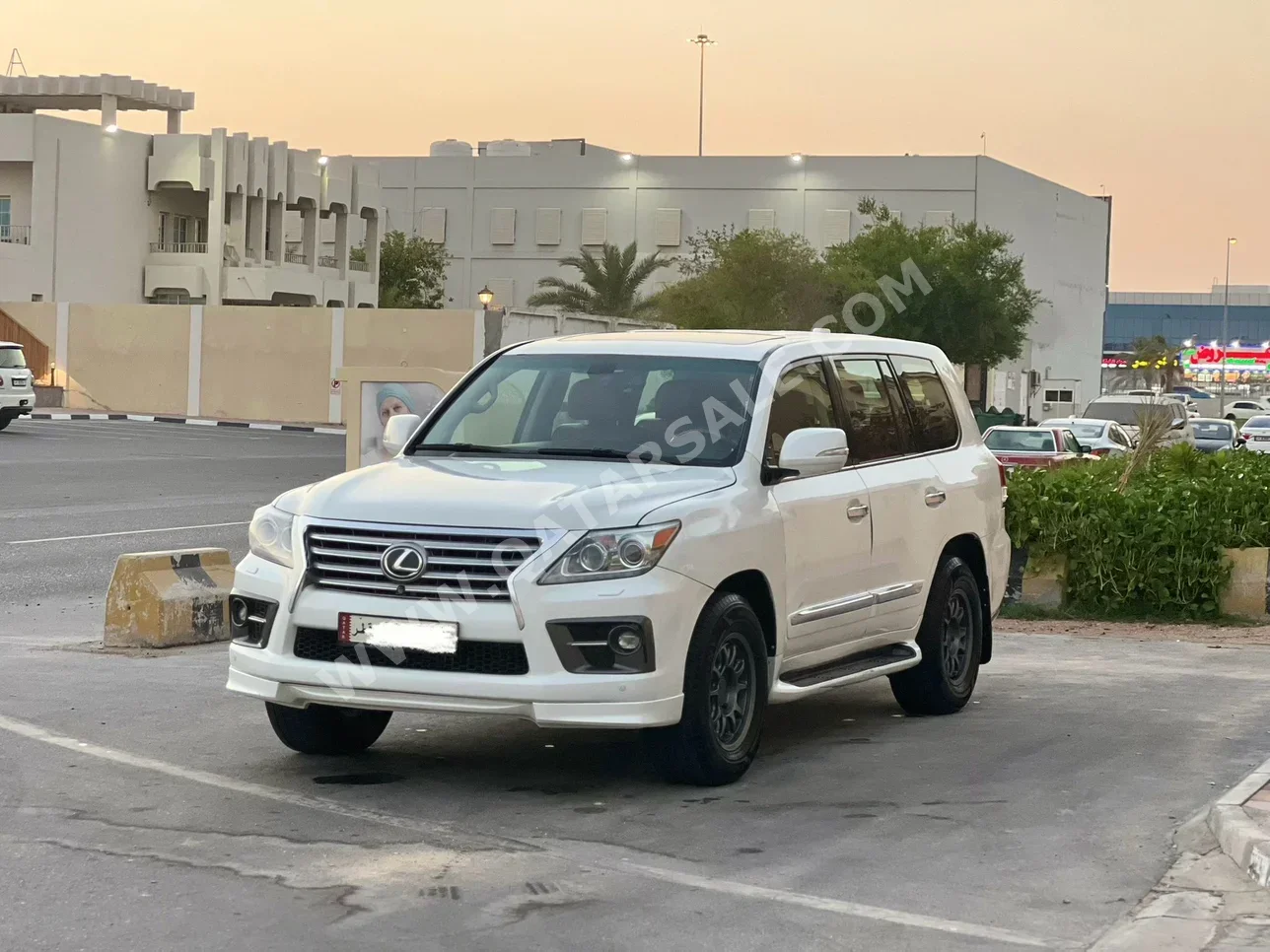 Lexus  LX  570  2012  Automatic  280,000 Km  8 Cylinder  Four Wheel Drive (4WD)  SUV  White