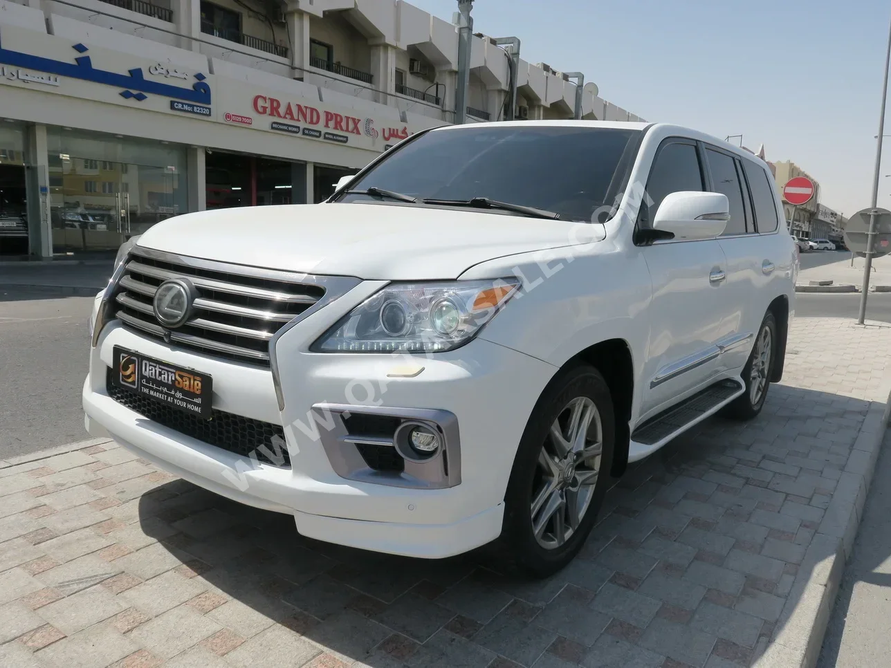 Lexus  LX  570  2014  Automatic  203,000 Km  8 Cylinder  Four Wheel Drive (4WD)  SUV  White