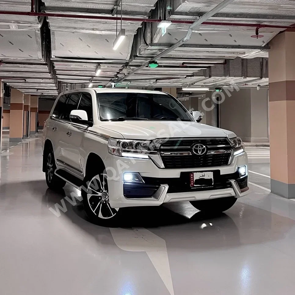 Toyota  Land Cruiser  VXR  2017  Automatic  312,000 Km  8 Cylinder  All Wheel Drive (AWD)  SUV  White  With Warranty