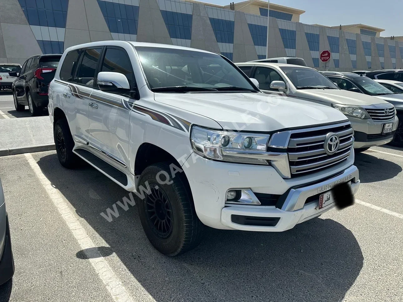 Toyota  Land Cruiser  GXR  2017  Automatic  208,000 Km  8 Cylinder  Four Wheel Drive (4WD)  SUV  White