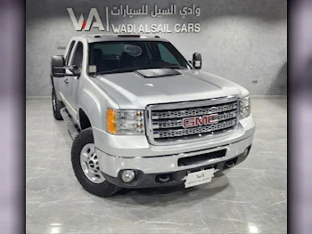 GMC  Sierra  2500 HD  2013  Automatic  290,000 Km  8 Cylinder  Four Wheel Drive (4WD)  Pick Up  Silver