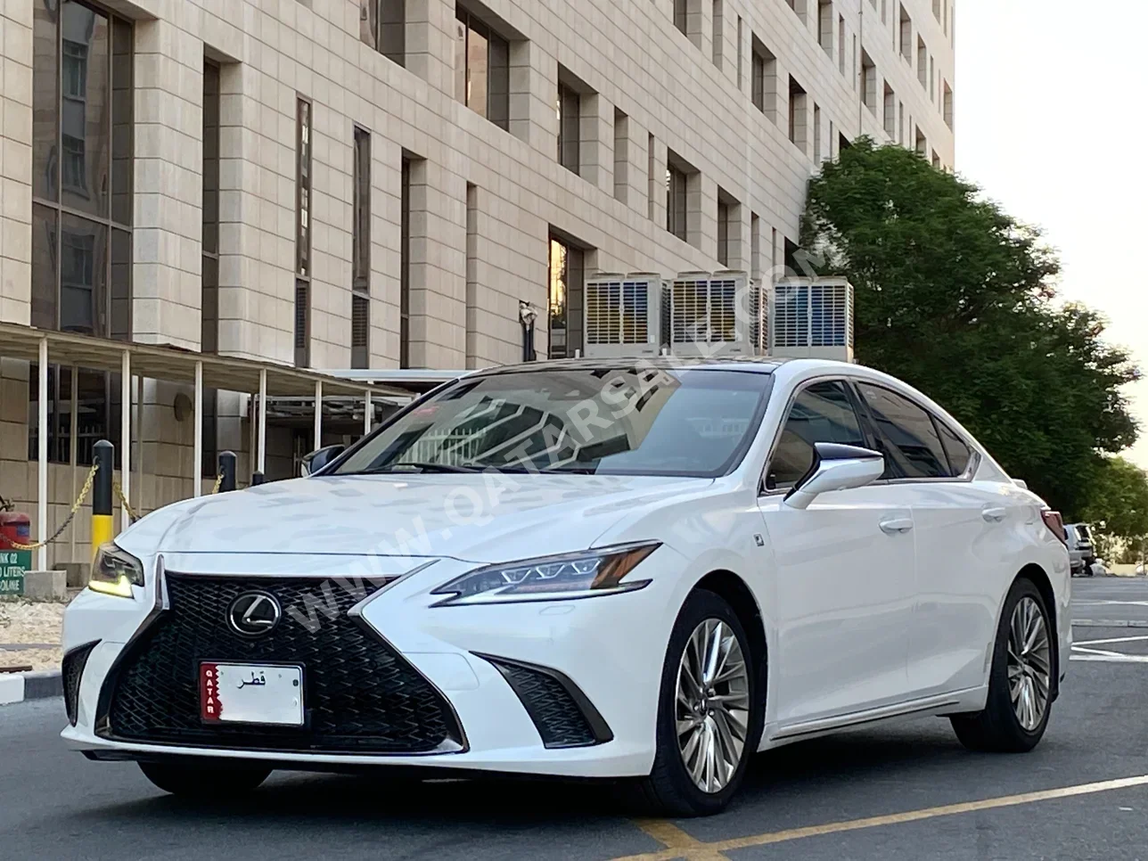 Lexus  ES  350 F-Sport  2019  Automatic  51,000 Km  6 Cylinder  Rear Wheel Drive (RWD)  Sedan  White