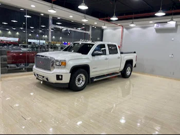 GMC  Sierra  Denali  2015  Automatic  247,000 Km  8 Cylinder  Four Wheel Drive (4WD)  Pick Up  White