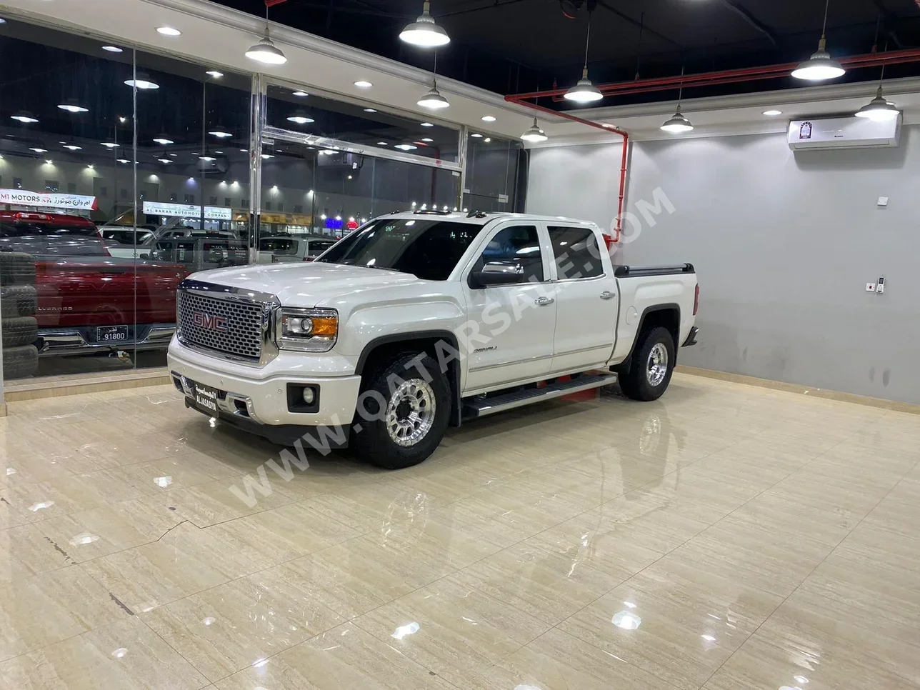 GMC  Sierra  Denali  2015  Automatic  247,000 Km  8 Cylinder  Four Wheel Drive (4WD)  Pick Up  White