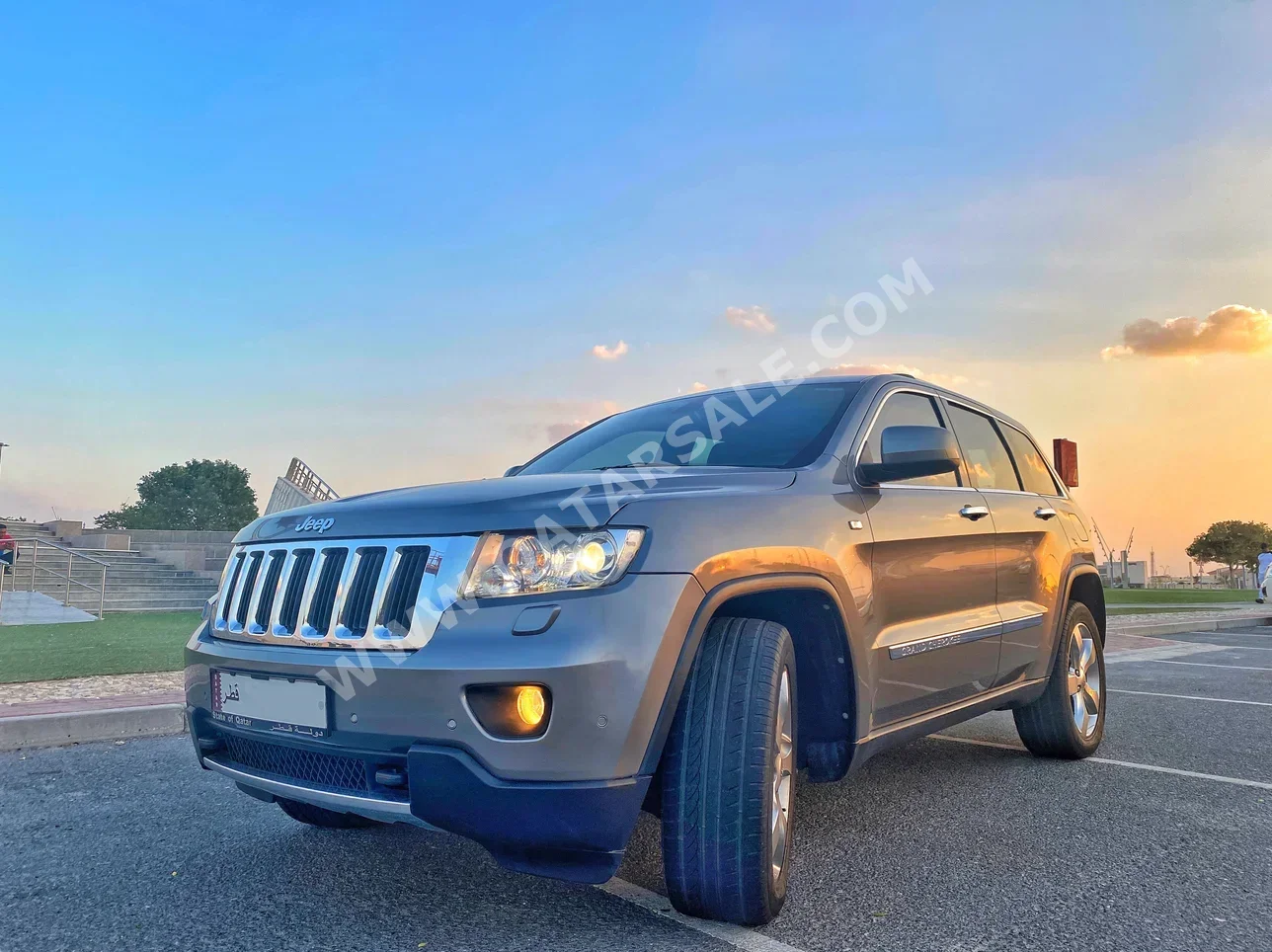 Jeep  Grand Cherokee  Limited  2013  Automatic  190,000 Km  6 Cylinder  Four Wheel Drive (4WD)  SUV  Gray