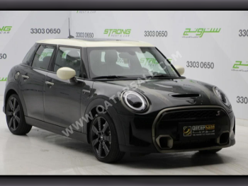 Mini  Cooper  S  2023  Automatic  35,000 Km  4 Cylinder  Front Wheel Drive (FWD)  Hatchback  Green  With Warranty