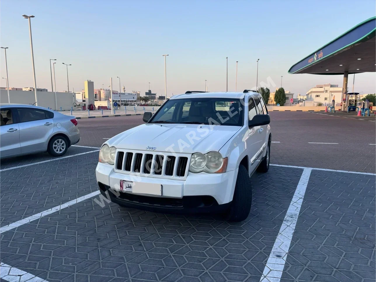 Jeep  Grand Cherokee  Laredo  2010  Automatic  195,000 Km  6 Cylinder  Four Wheel Drive (4WD)  SUV  White