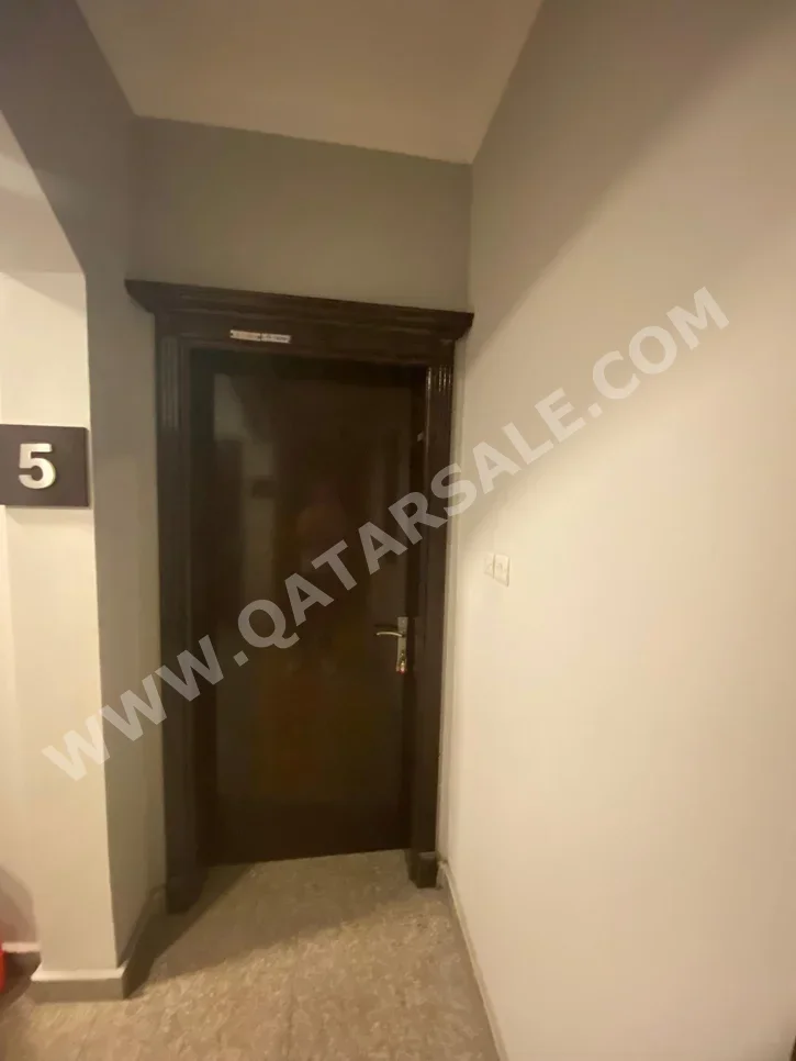 3 Bedrooms  Apartment  in Doha -  Umm Ghuwailina  Not Furnished