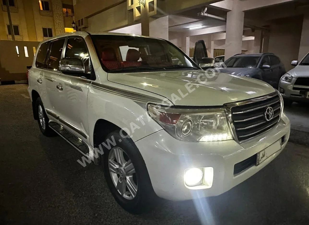 Toyota  Land Cruiser  GXR  2014  Automatic  271,000 Km  8 Cylinder  Four Wheel Drive (4WD)  SUV  White